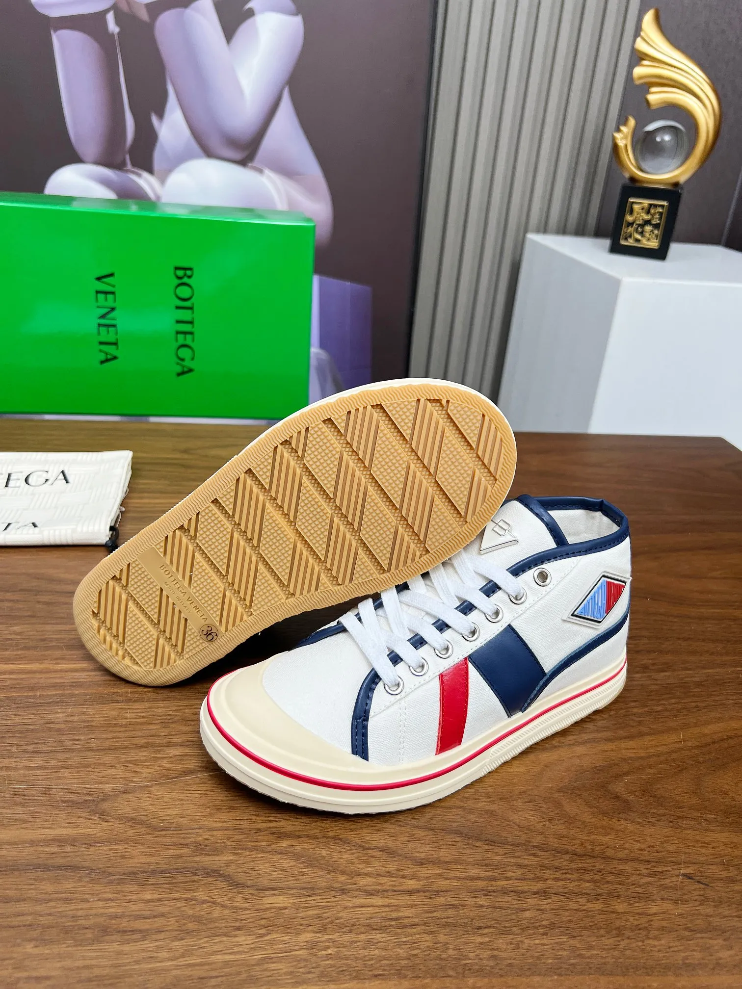 Men's men's shoes 💰520💰 Bottega Veneta BV's latest Eliot series retro basketball shoes casual sports canvas shoes 🔥Become a god when it is launched!🔥 Inspired by retro basketball sneakers, the color combination highlights youthful vitality and perfectly interprets the theme of youth and childlike innocence. The details are also very particular. The summer canvas brings excellent durability and comfort. Designs such as calfskin trim, rubber toe caps and hand-painted retro red lines are full of retro feel. The round toe and convex sole add a modern feel and are suitable for various styles. Easily create a fashionable atmosphere. The upper foot is the focus...can be worn as a couple's shoes...The red lines on each shoe edge are hand-painted, which adds more taste and attitude! ✦Fabric: Original customized high-density canvas + cowhide ✦Inner lining: original customized breathable canvas ✦Insole: movable latex cowhide insole ✦Sole: original molded non-slip and wear-resistant TPU material ✦Sole thickness: 3cm ✦Number of sizes: female size 35--40, female 40 is customized and non-returnable ✦Number: male size 39--45, male 45 is customized and non-returnable